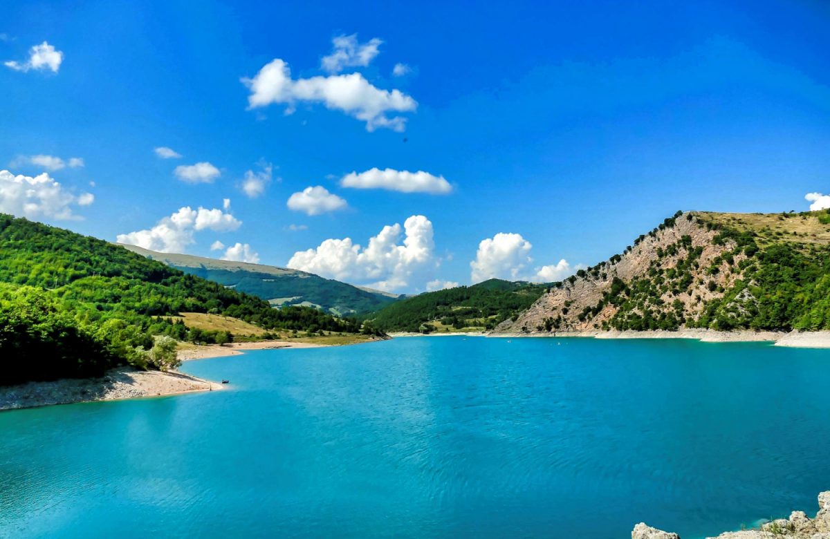 Lacul Bolboci – unde se află, cum ajungi la el și ce alte obiective turistice sunt în zonă