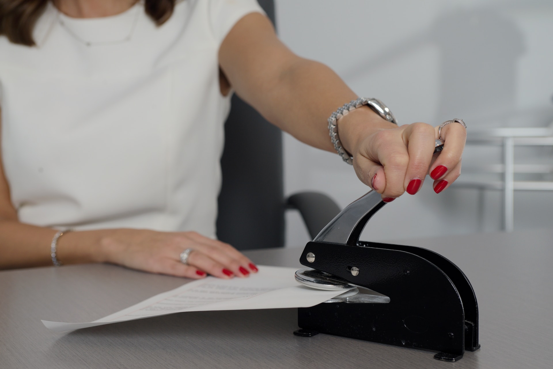 Cum să alegi un birou notarial de încredere: Factori de luat în considerare