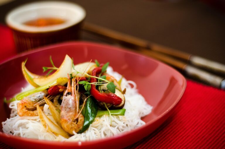 Pentru seara, alege noodles cu carne de pui si note asiatice